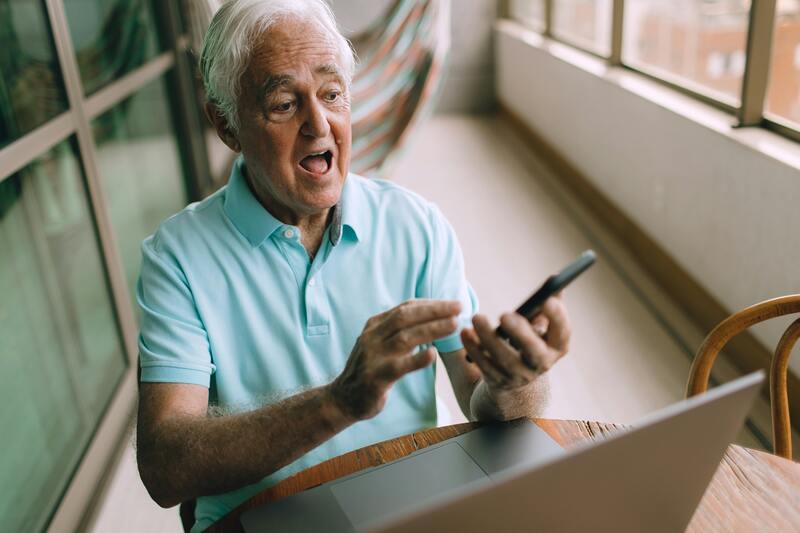 un retraité avec son smartphone